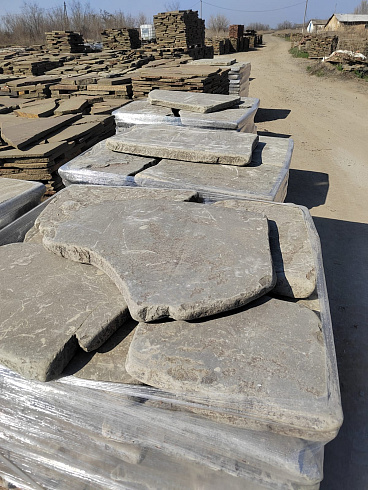 Kamenclub.ru: Песчаник галтованный для облицовки (фр. 2-5 см)  купить в Москве песчник рыжий желтый серый песчаник окатанный речной 6 000 руб/т   фото КАМЕНЬ КЛУБ