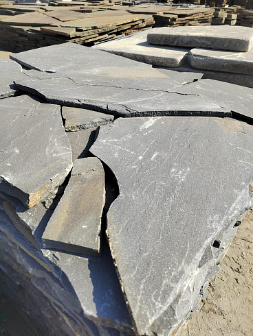 Kamenclub.ru: Песчаник пластушка светло-серый (3,0 см)  купить в Москве песчаник светло-серый, серый песчаник рваный ландшафтный колотый 13800 руб/м3   фото КАМЕНЬ КЛУБ