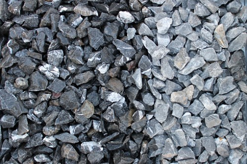 Kamenclub.ru: Щебень крошка черный (мрамор) фр. 20-40 мм.  купить в Москве мрамор черный с белыми прожилками мраморная каменная крошка 11000 руб/т   фото КАМЕНЬ КЛУБ