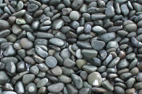 Kamenclub.ru: Галька речная окат (темно-серая) фр. 70-150 мм. купить  в Москве галька речная темно-серая, синяя, серая речная галька округлая  8000 руб/т   фото КАМЕНЬ КЛУБ