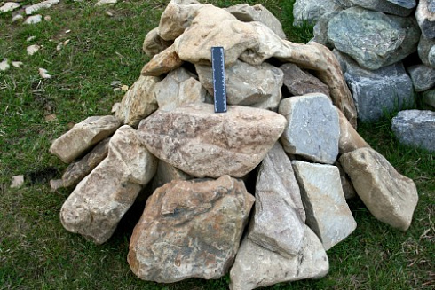 Kamenclub.ru: Песчаник декоративный ландшафтный (фр. 300-500 мм)  купить в Москве песчаник желтый рыжий серый зеленый валун речной окатанный природный песчаника 4 500 руб/т   фото КАМЕНЬ КЛУБ