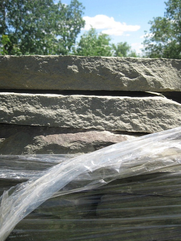 Kamenclub.ru: Песчаник пластушка серо-зеленый (1,5 см)  купить в Москве плитняк - пластушка серо-зеленый, серый, зеленый пластушка рваная ландшафтная колотая 10200 руб/м3   фото КАМЕНЬ КЛУБ