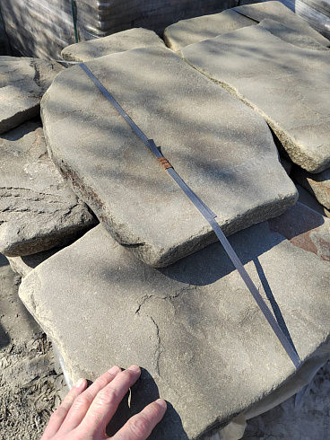 Kamenclub.ru: Песчаник пластушка светло-серый (3,0 см)  купить в Москве песчаник светло-серый, серый песчаник рваный ландшафтный колотый 13800 руб/м3   фото КАМЕНЬ КЛУБ