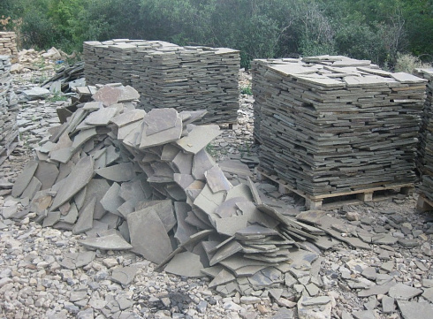 Kamenclub.ru: Песчаник пластушка серо-зеленый (1,5 см)  купить в Москве плитняк - пластушка серо-зеленый, серый, зеленый пластушка рваная ландшафтная колотая 10200 руб/м3   фото КАМЕНЬ КЛУБ